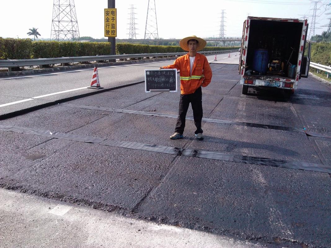 路洁抗裂贴及玻纤土工格栅